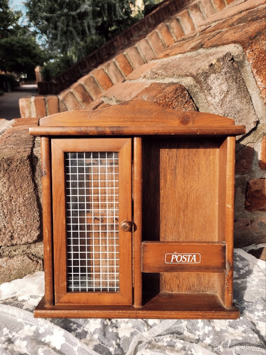 Skříňka italská na poštu a klíče