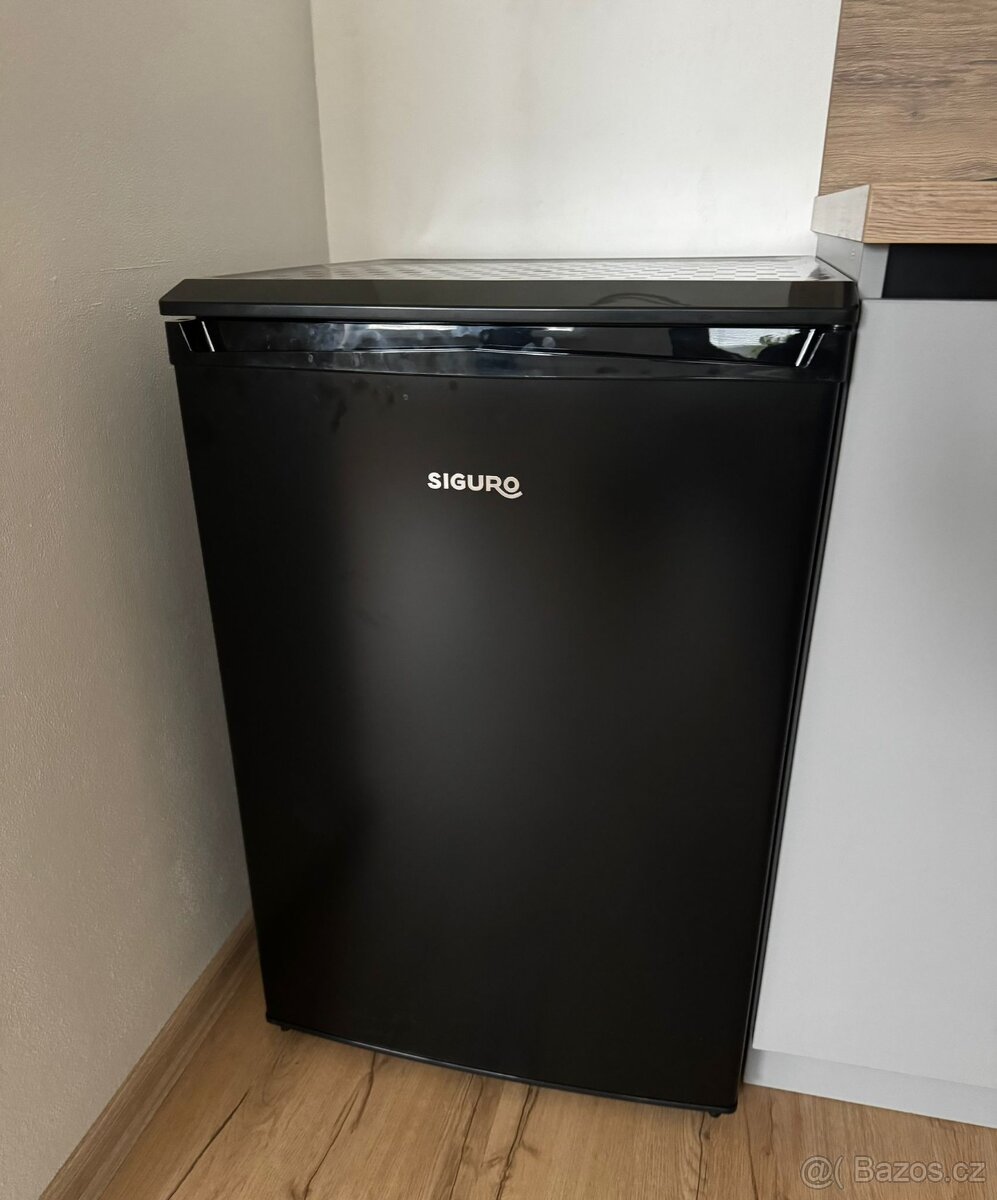 Lednička SIGURO TT-D241B Essentials