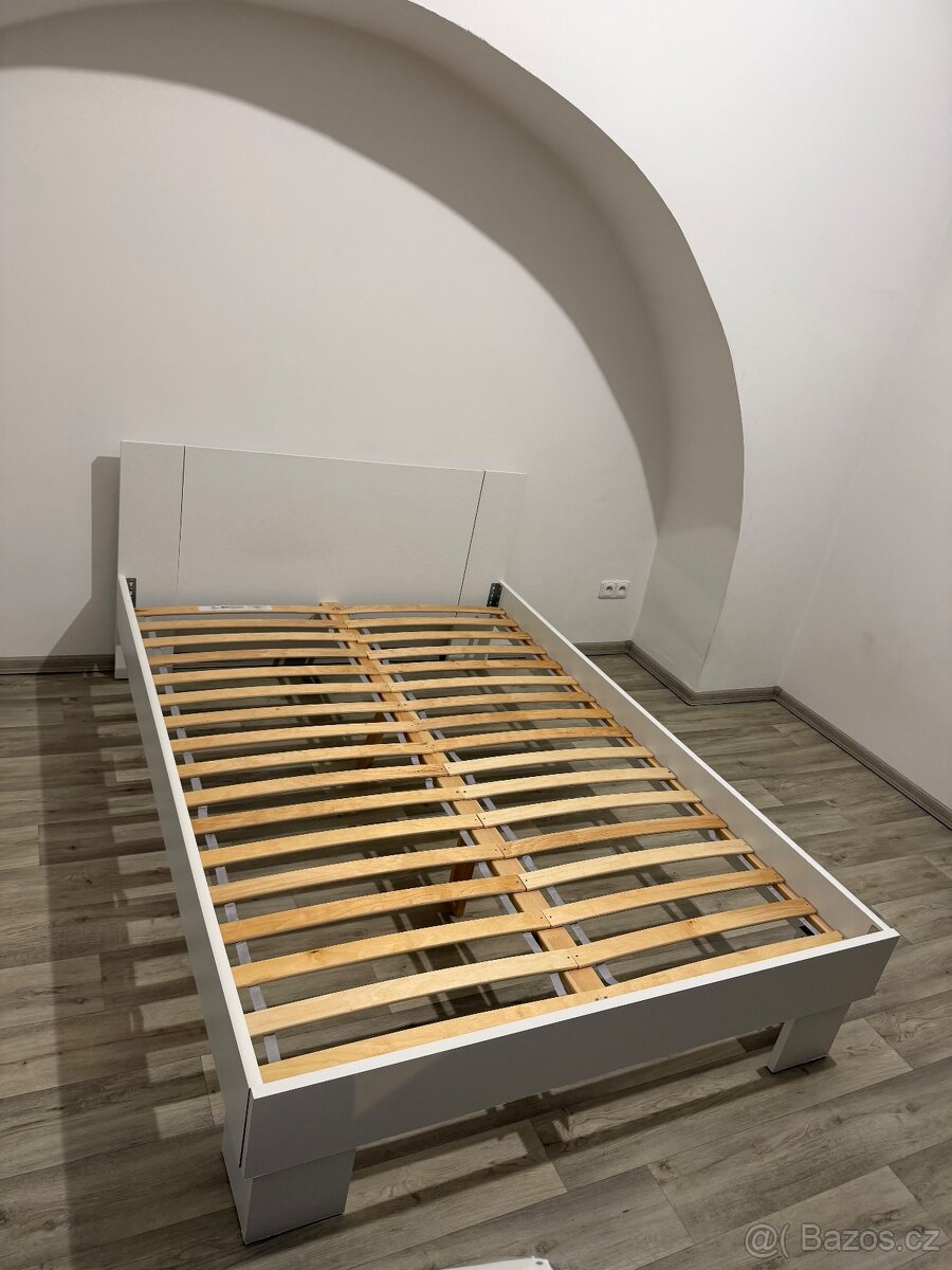 Postel 140×200 cm – bez matrace