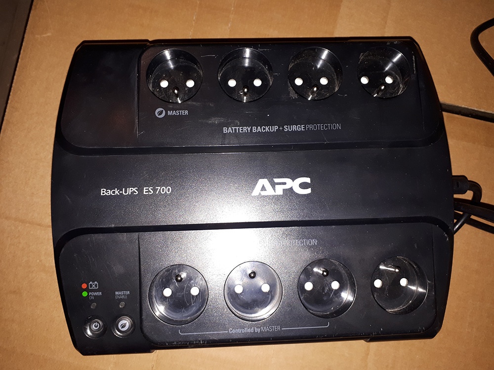 APC Black-UPS ES 700