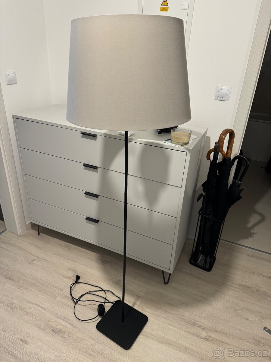 Stojici lampa