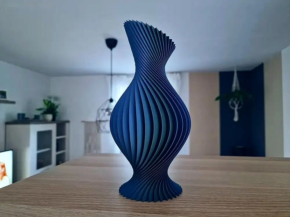 Designová váza s dynamickým krouceným tvarem