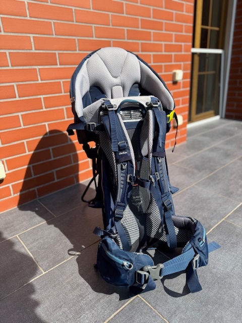 Deuter Kid Comfort Pro midnight se stříškou a 10l batohem