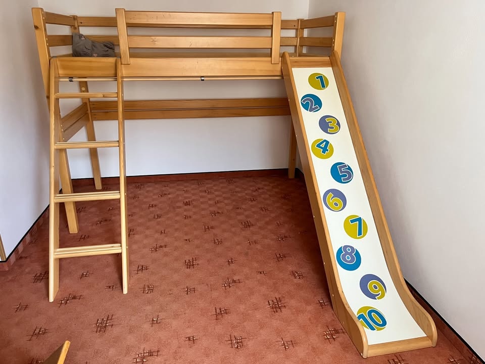 Dětská postel Domestav - horní spaní s klouzačkou