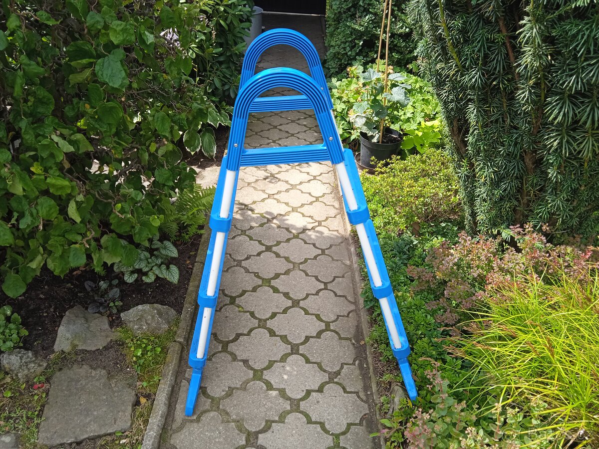 Schůdky do bazénu