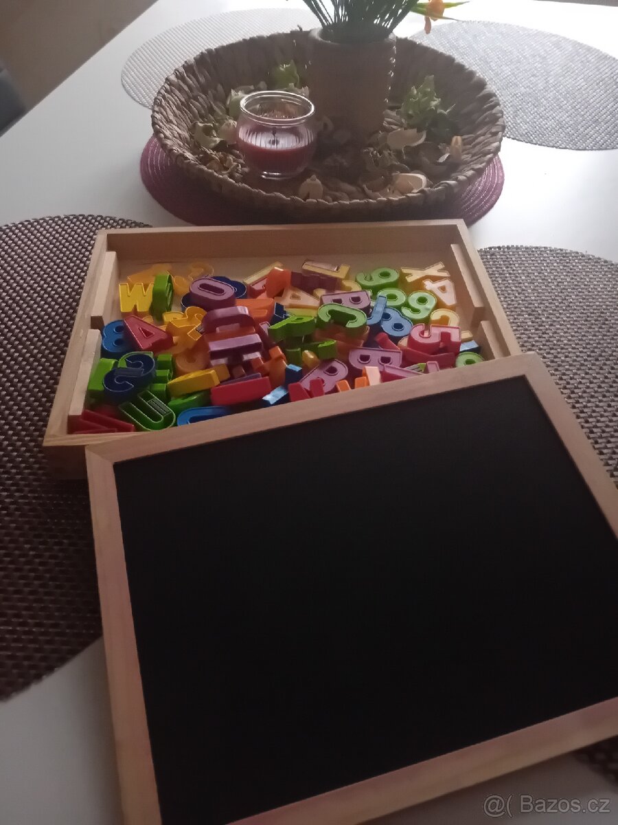Magnetická tabulka s písmeny a číslicemi