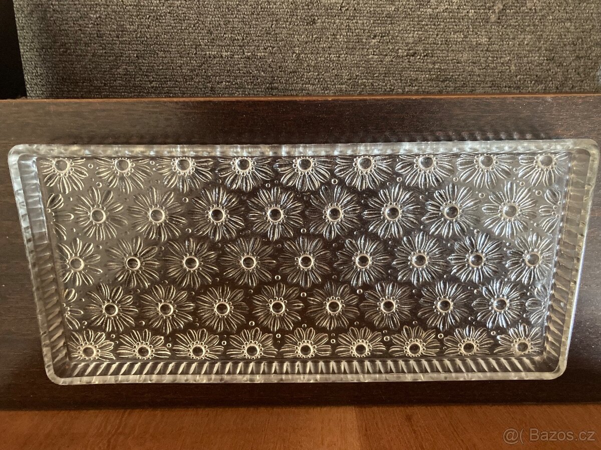 Starý skleněný tác