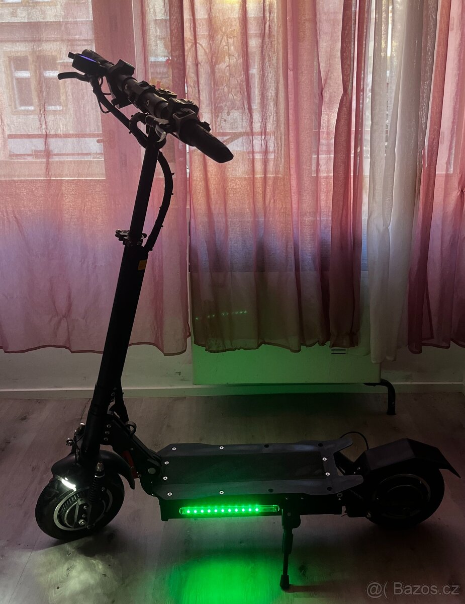 Výkonná elektrická koloběžka – 48V / 20Ah, 2× motor, 10" ko