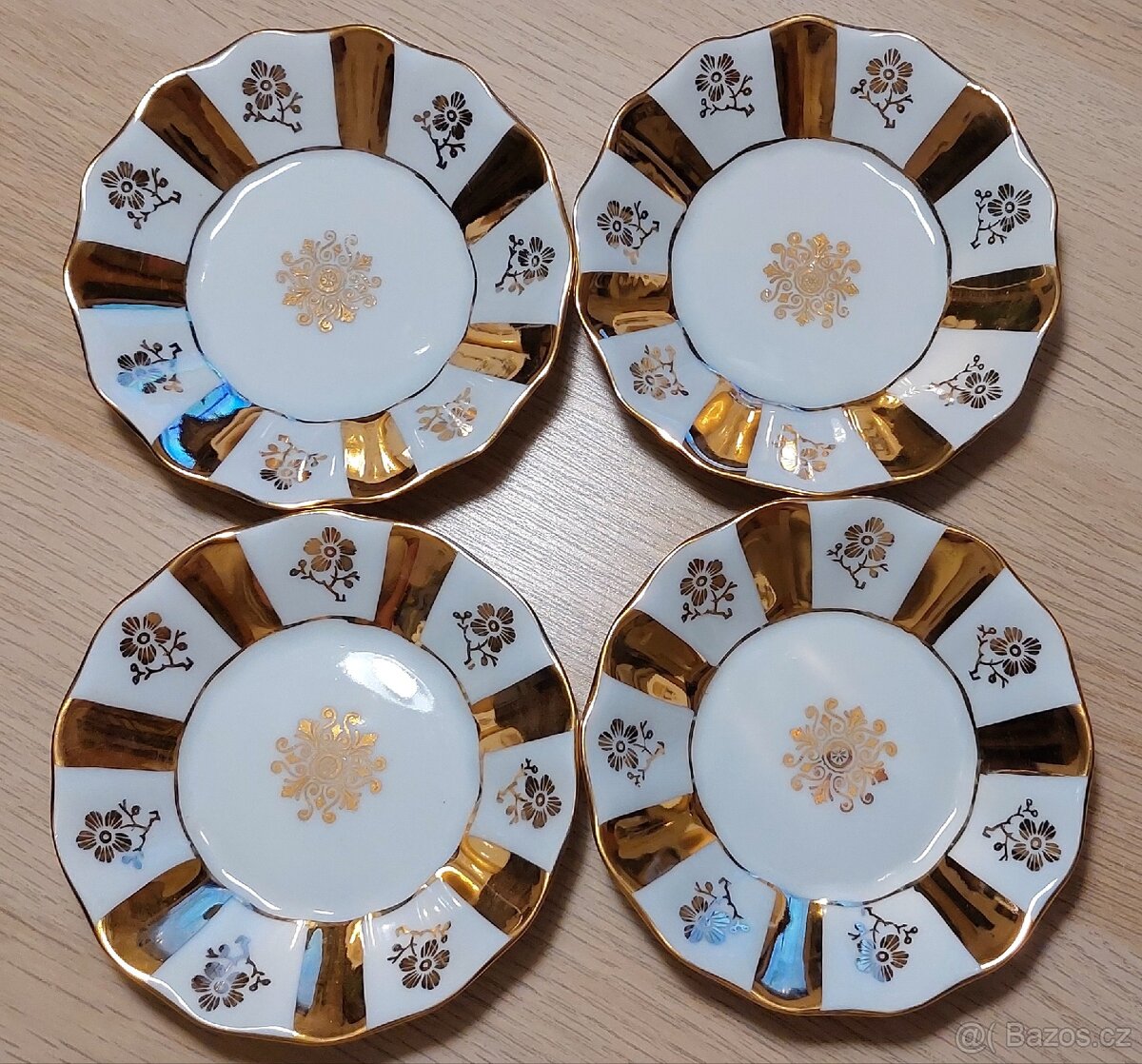 Set čtyř porcelánových podšálků se zlacením Lesov