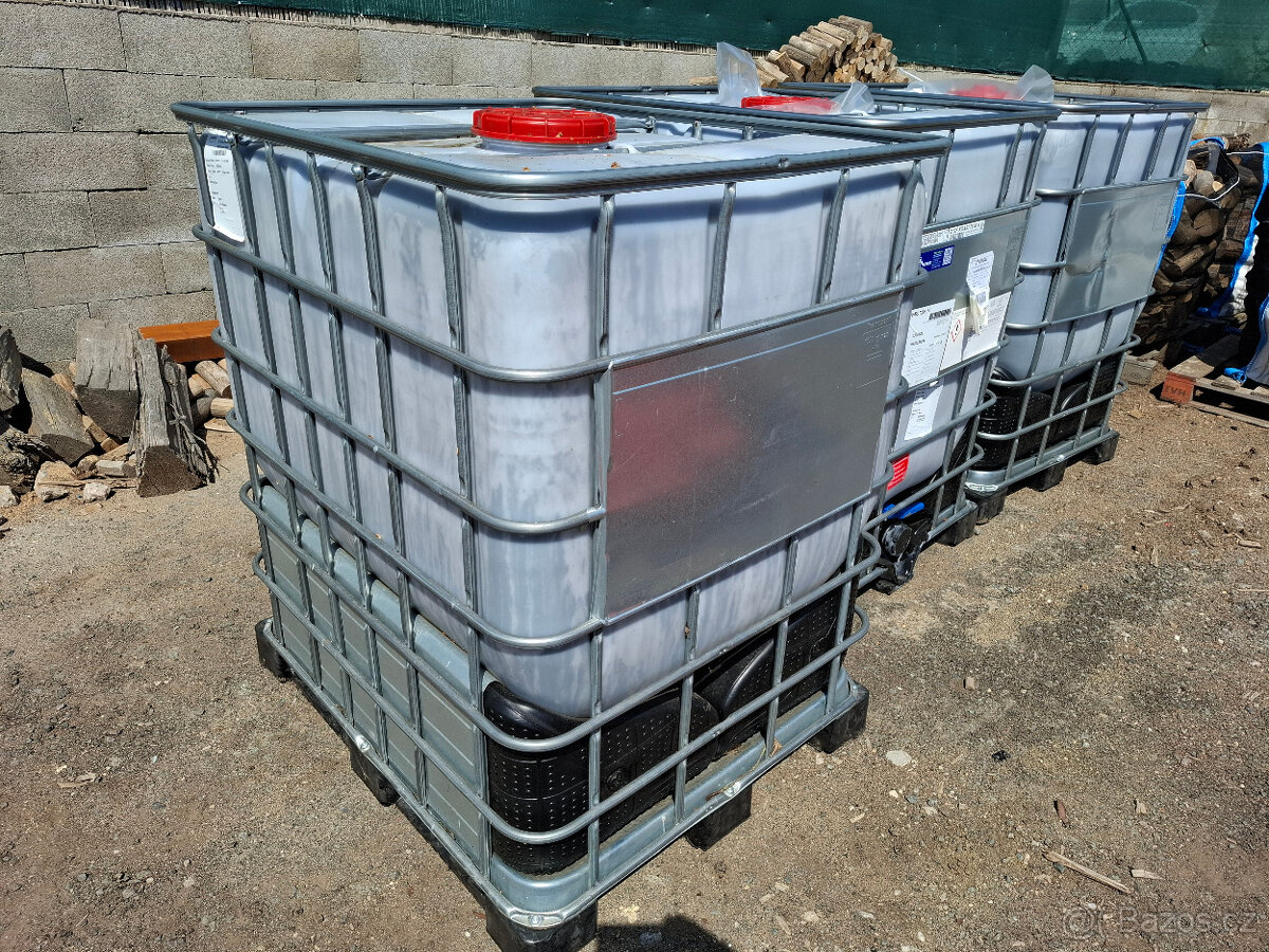 IBC kontejner, nádrž na vodu 1000l. klec na dřevo.