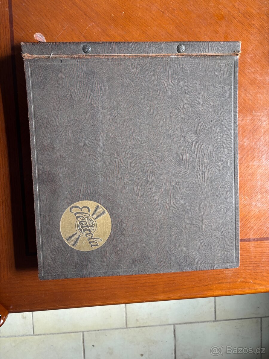 Sada vinylových desek v knize