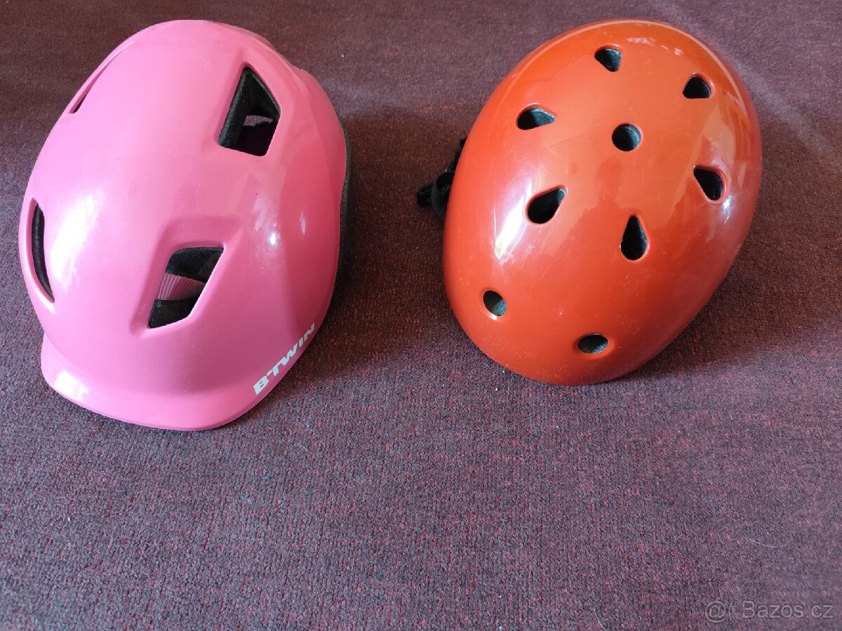 Dětské helmy cca do 10 let a brusle nastavitelné