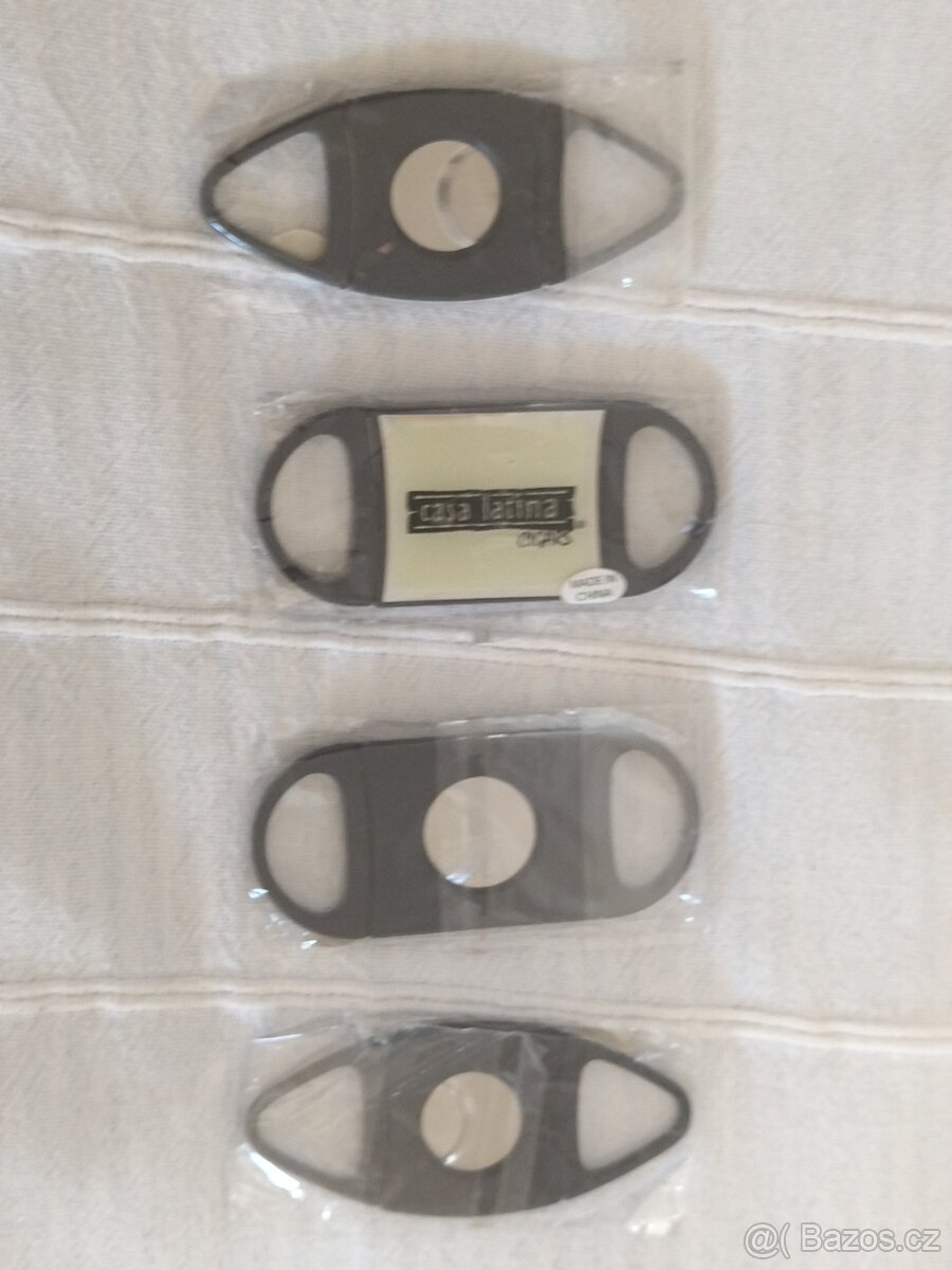 POMŮCKY  PRO  MILOVNÍKY  DOUTNÍKŮ  A  VÍNA