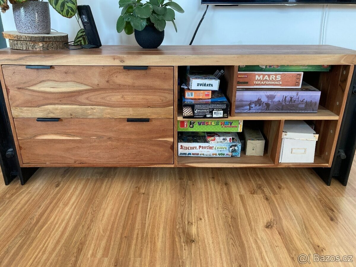 Obývací stěna masiv akácie