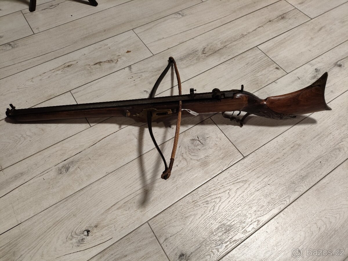 Mohutná lovecká kuše
