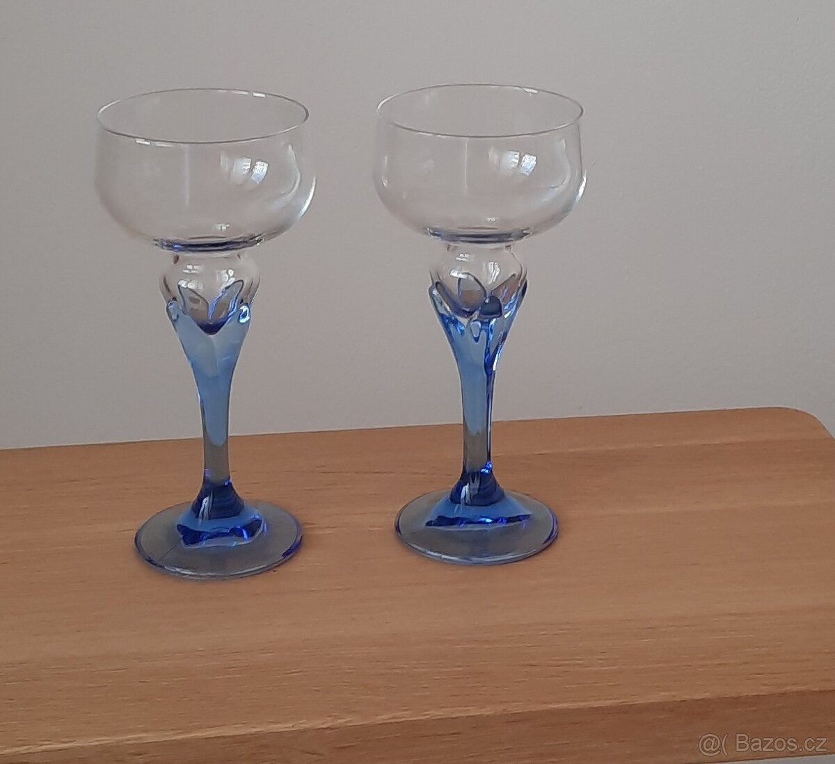 Skleněné stojánky na svíčky, modro-bílé sklo