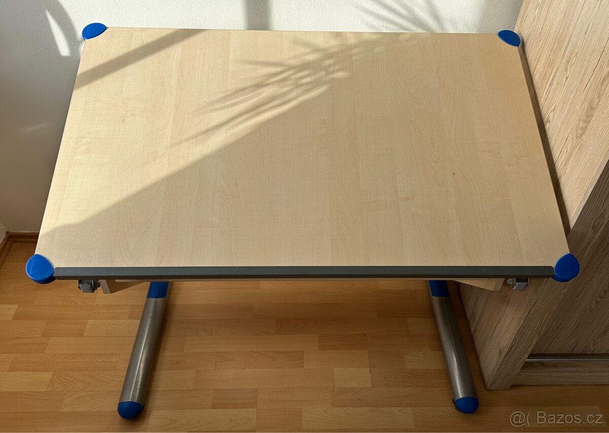 Výškově nastavitelný psací stůl