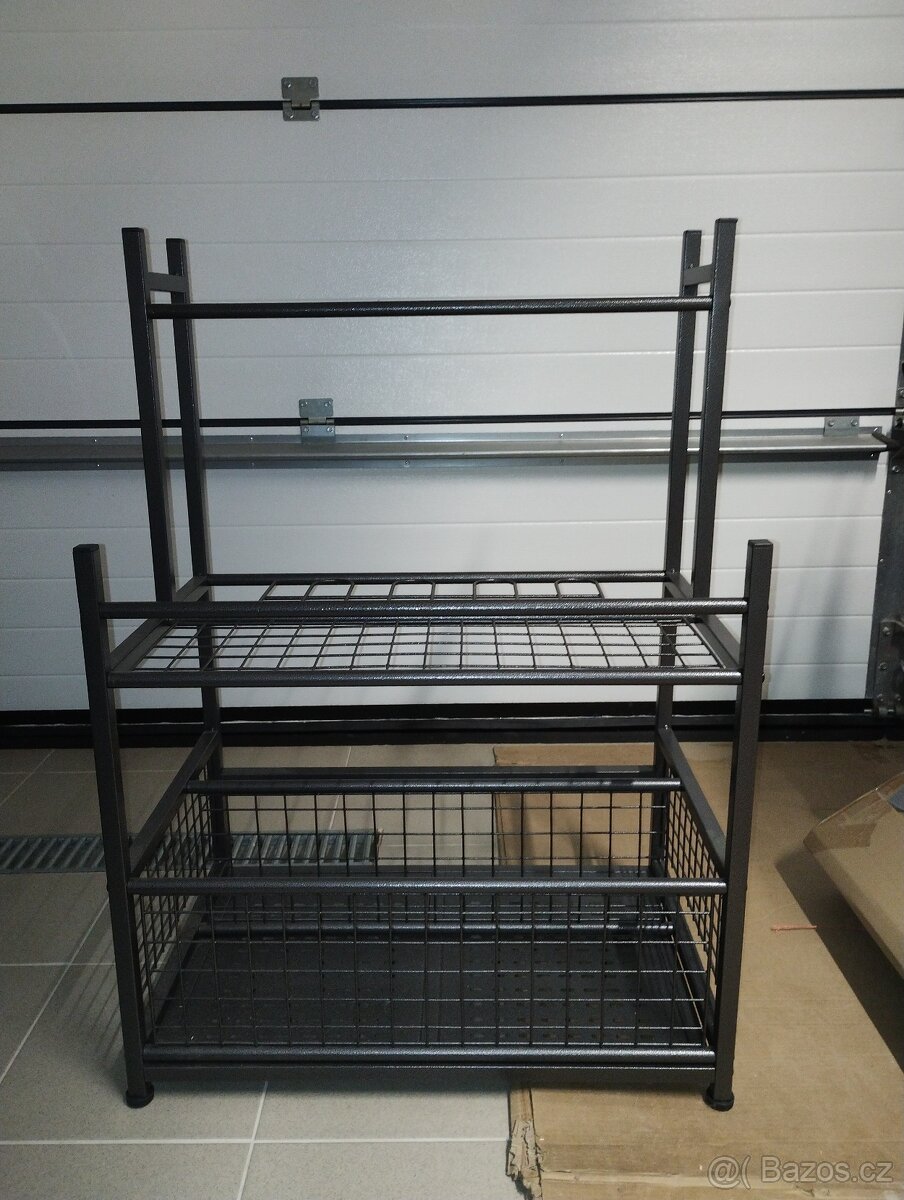 stojan na zahradní nářadí