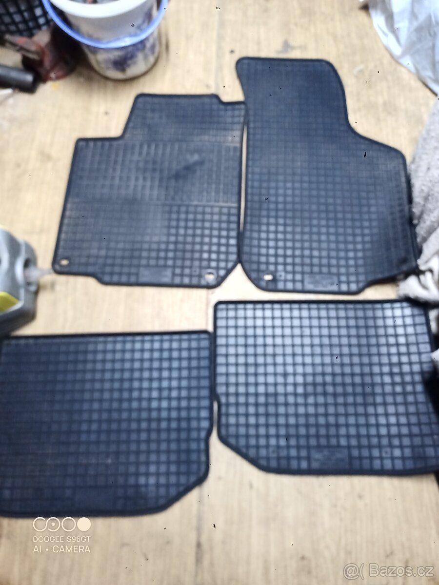 Prodám kompletní gumové autokoberce a vanu Škoda Octavia 1