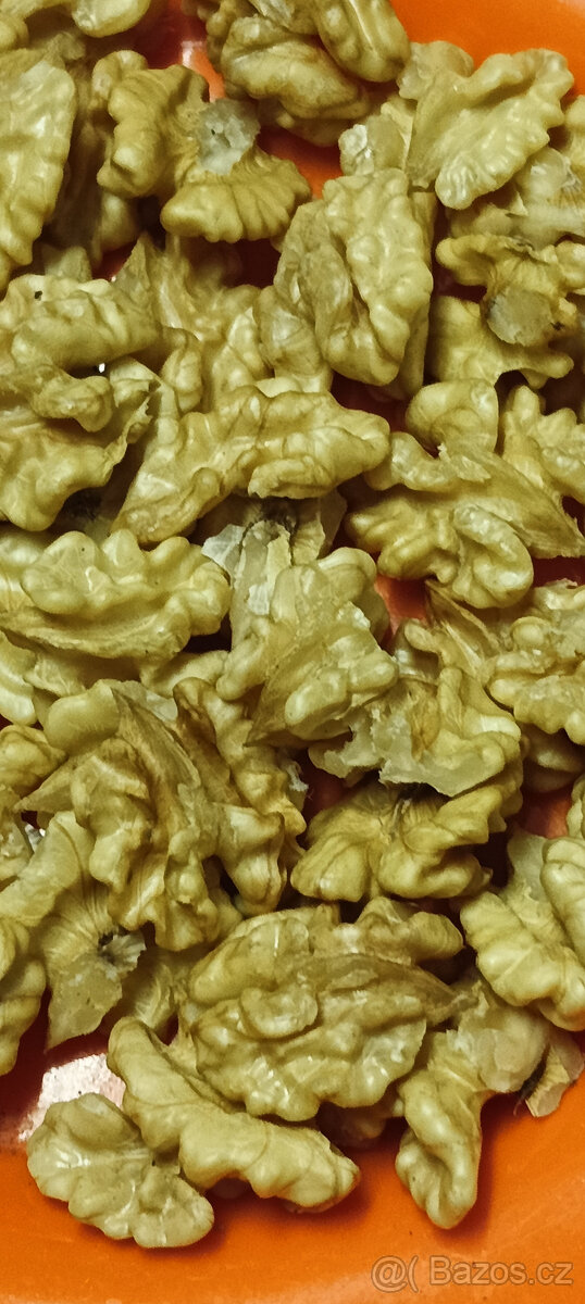 Loupané vlašské ořechy - - viz text