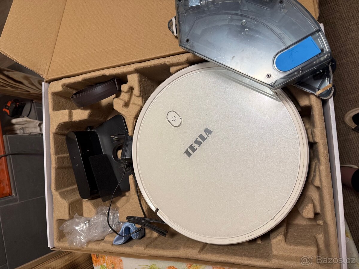 Automaticky vysavač Tesla robostar iq300