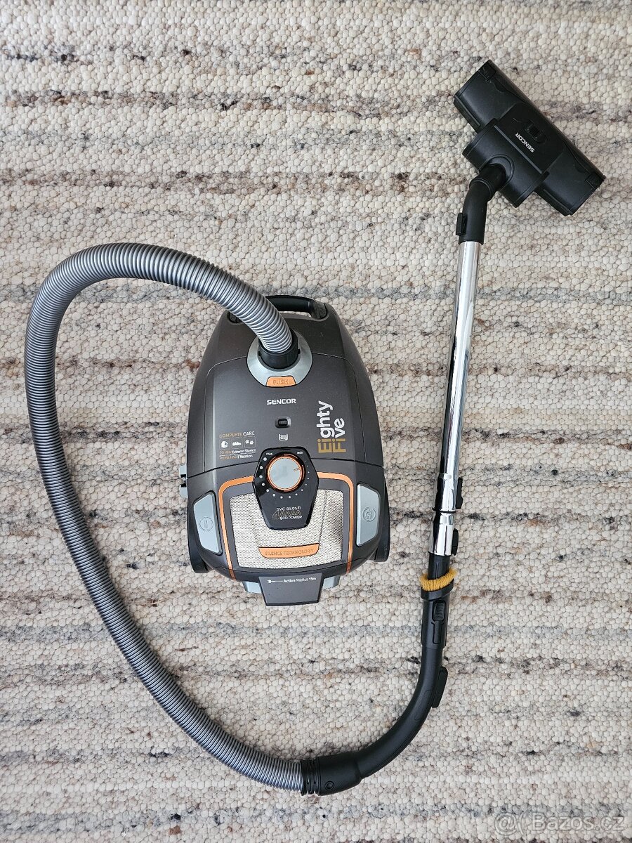 Vysavač Sencor.