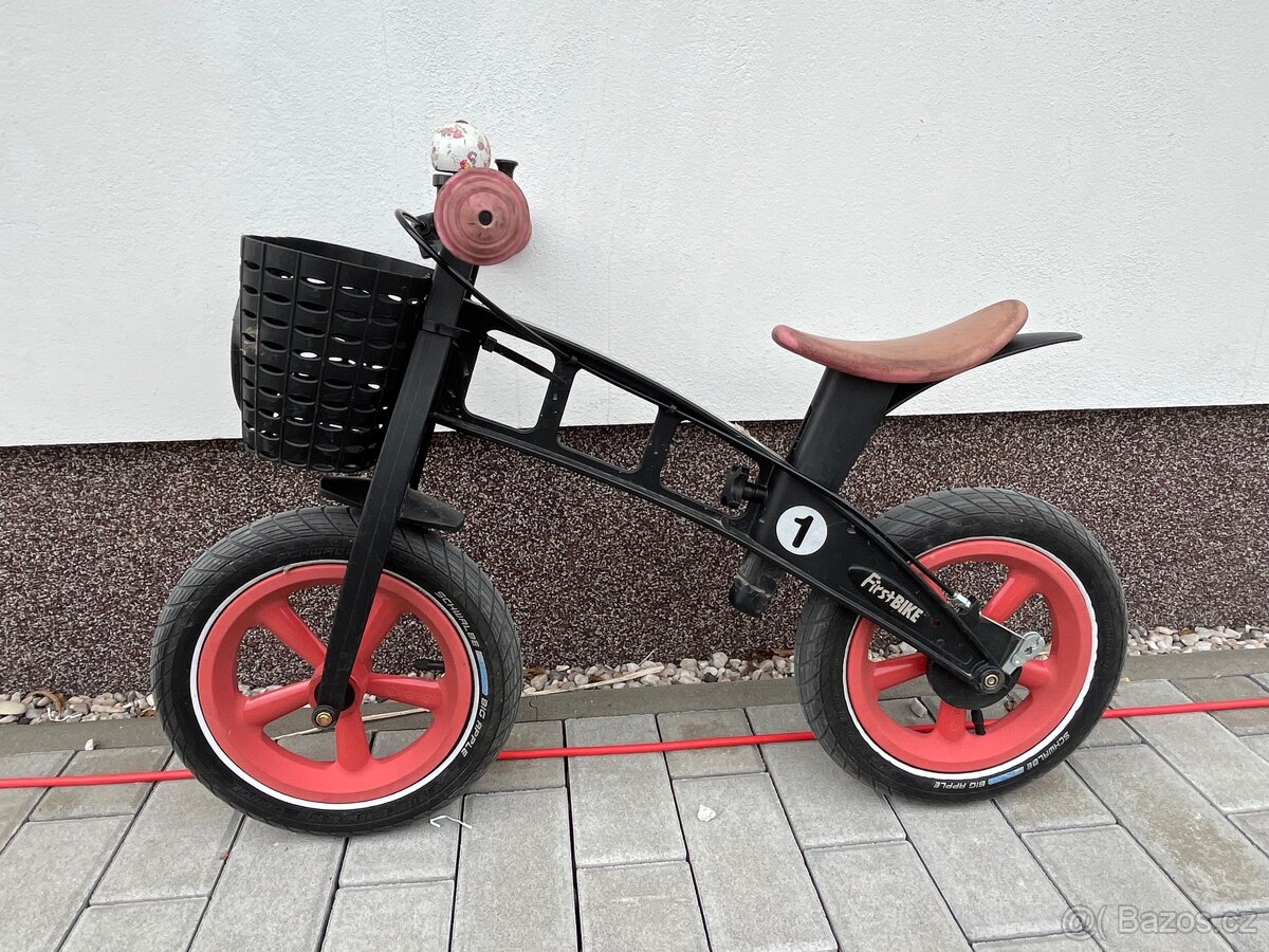 Odrazedlo FIRST BIKE cervene