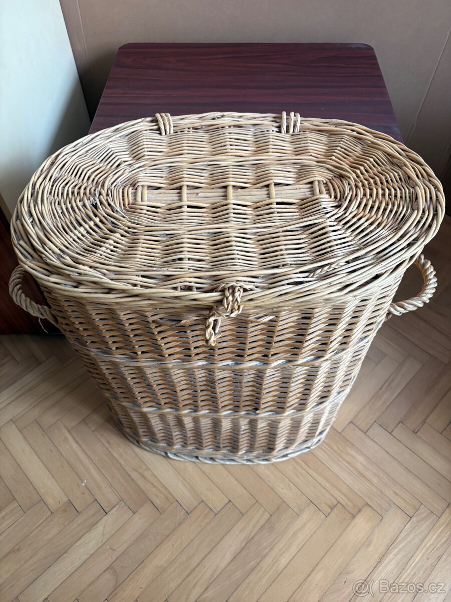Oválný proutěný koš na prádlo (výška 61 cm)