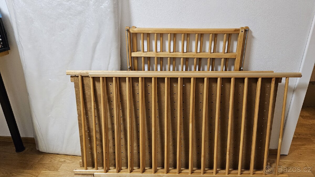 Dětská postýlka se stahovací bočnicí a matrací