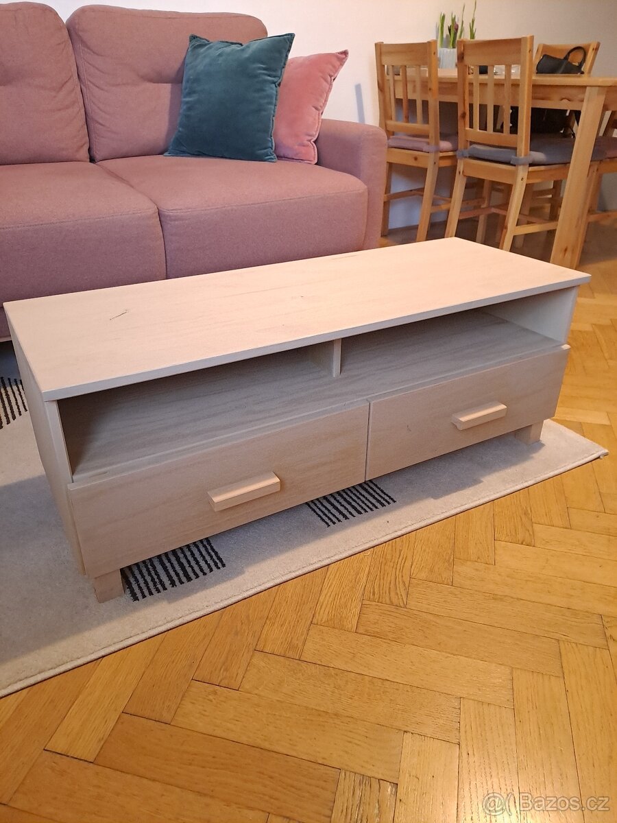 Dřevěný TV stolek z borovice
