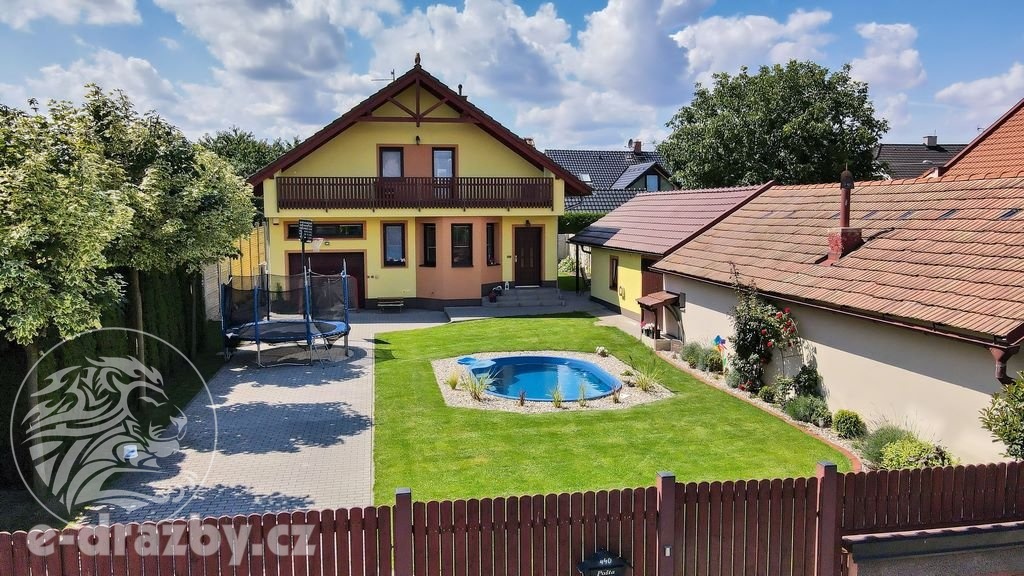 Rodinný dům 5+1 (156 m2) se zahradou (560 m2), bazénem a gar