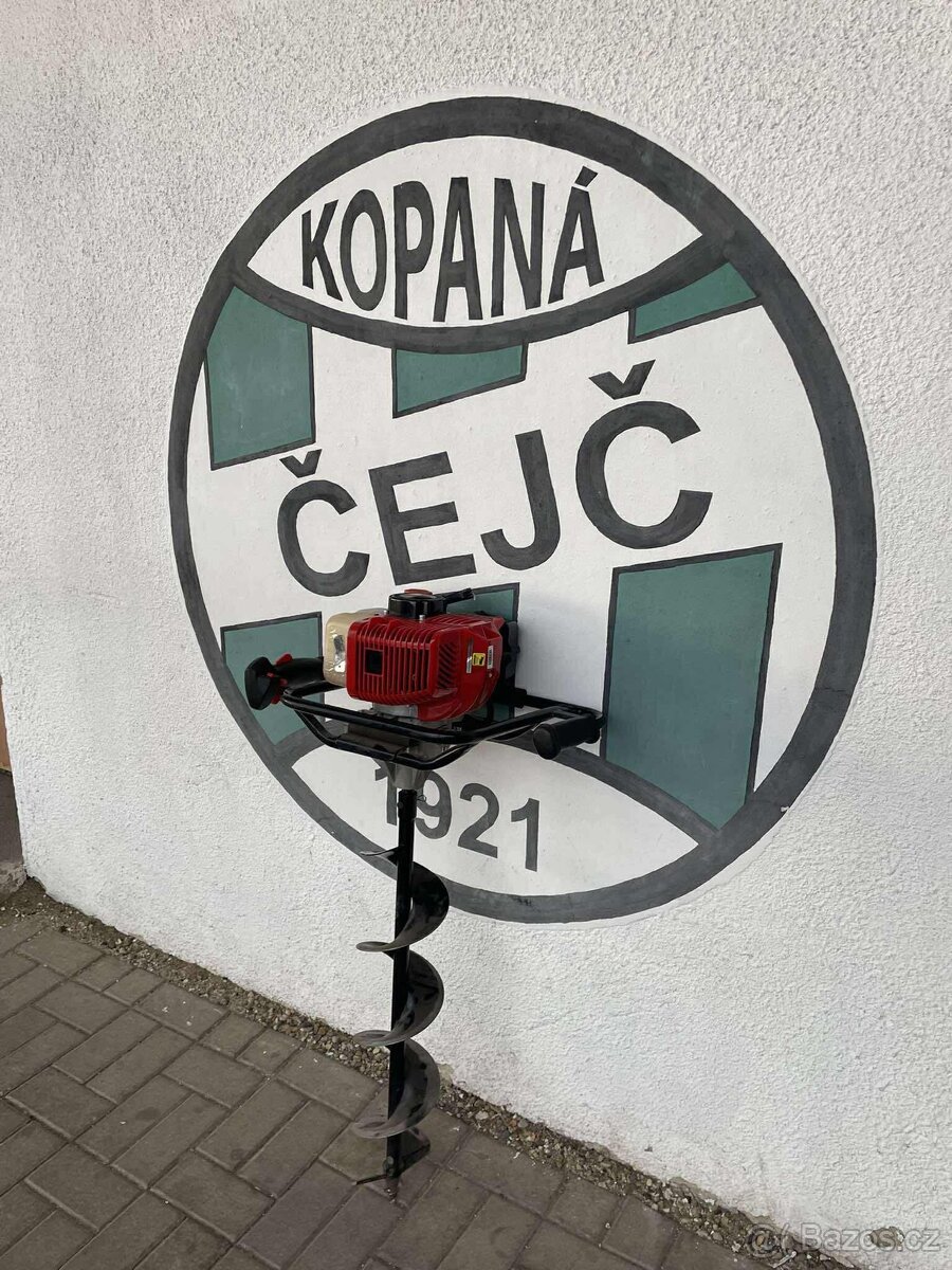 Motorový vrták na vinohradnické slůpky