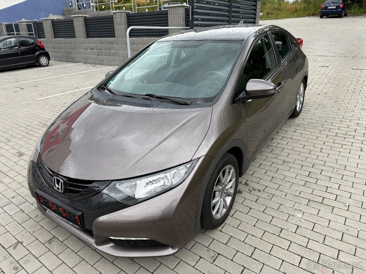 Honda Civic 1.8 i-VTEC 104 kW, jen 115.875 km, rok 2012