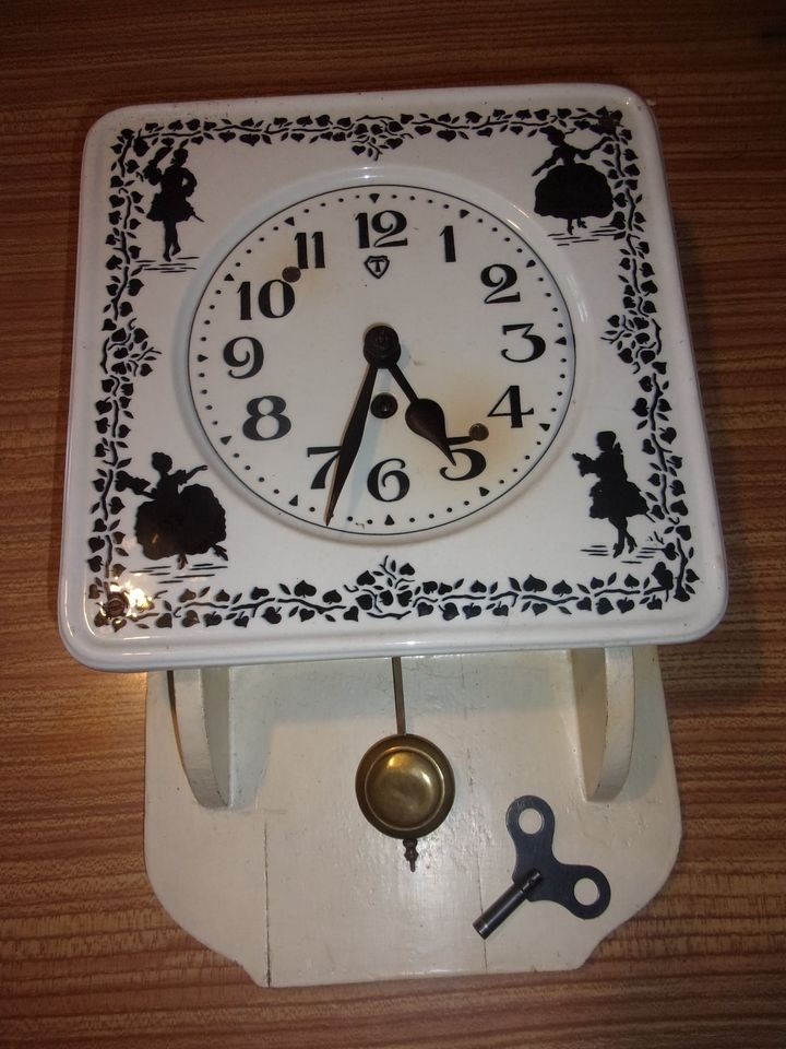 Porcelánové hodiny z poč. 20. stol.