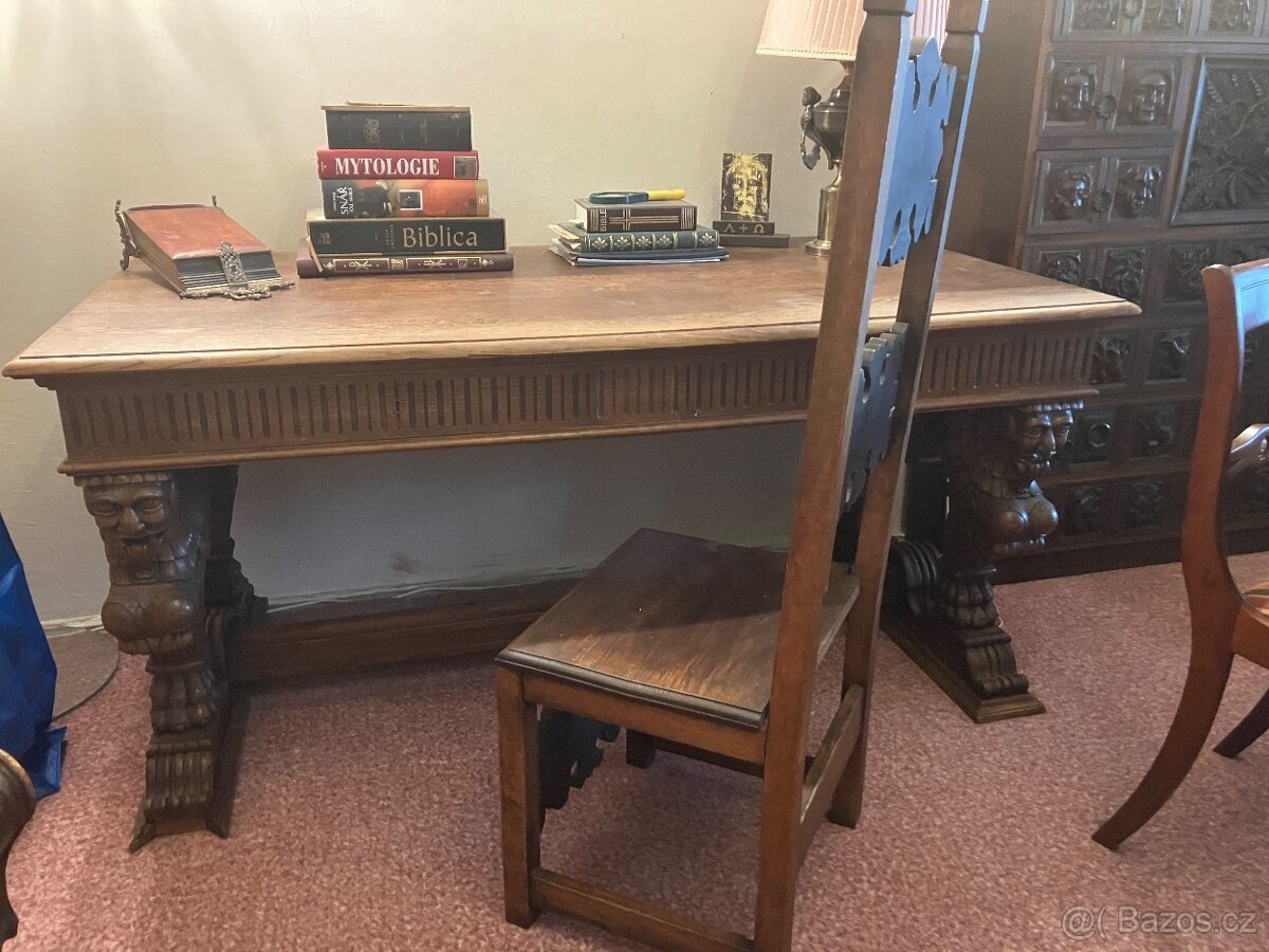 Starozitny psací stůl s zidli.
