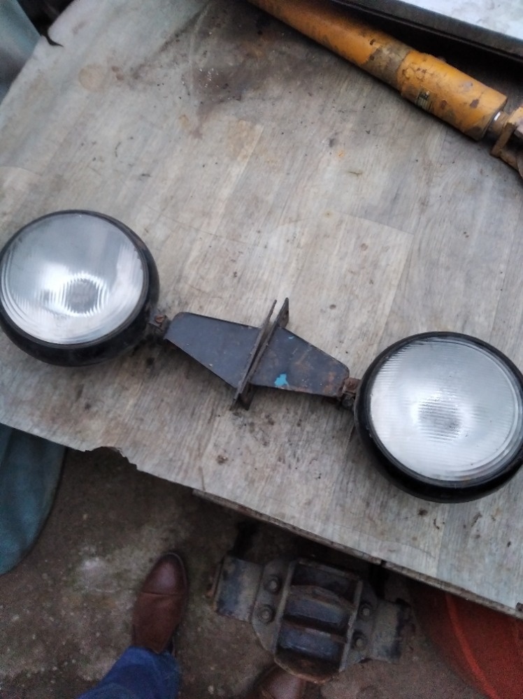 Prodám moc pěkná  originál světla na ZETOR25