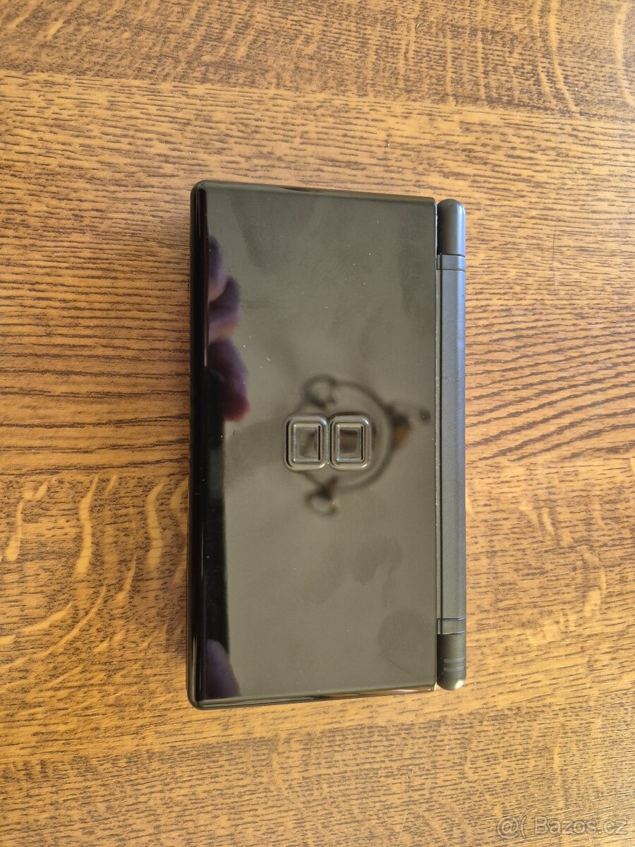 Nintendo DS Lite s příslušenstvím.
