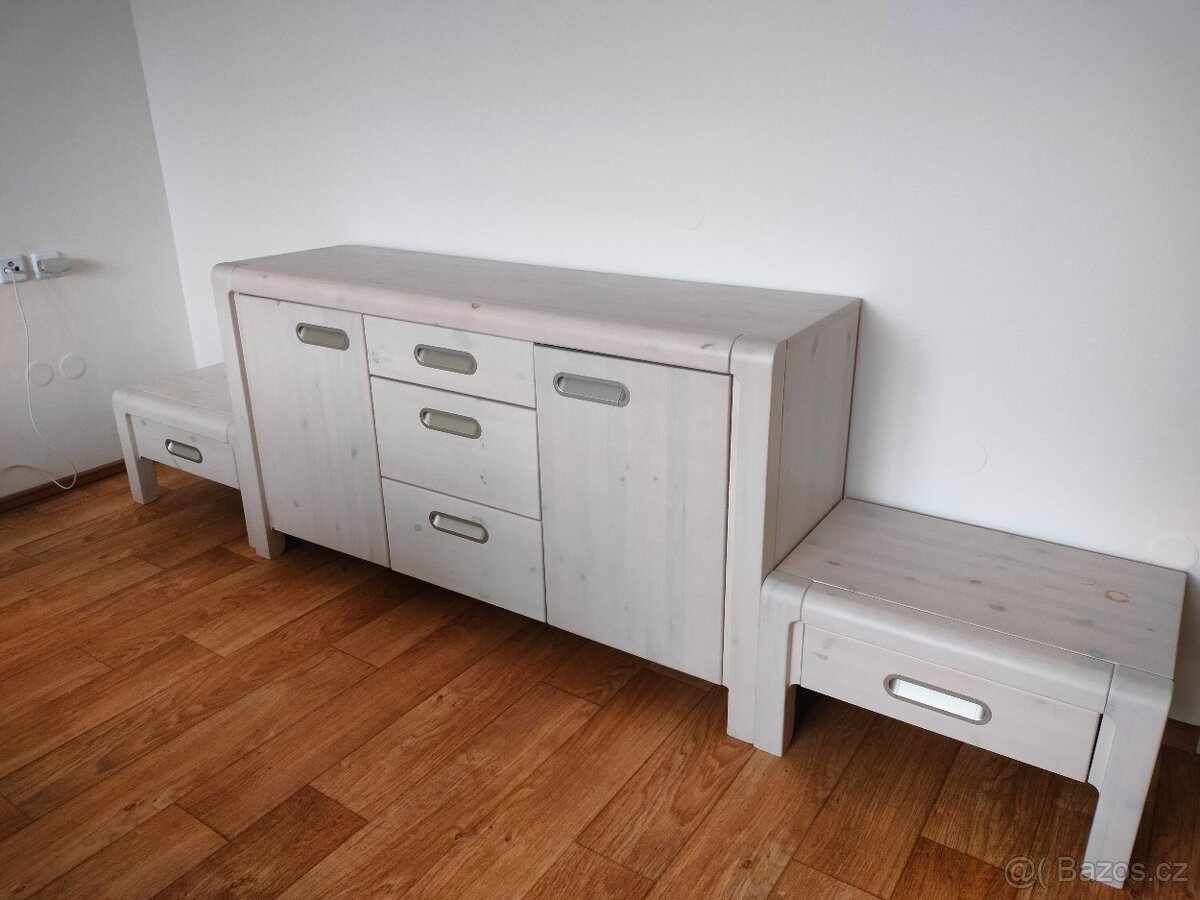 Masivní komoda a 2 noční stolky