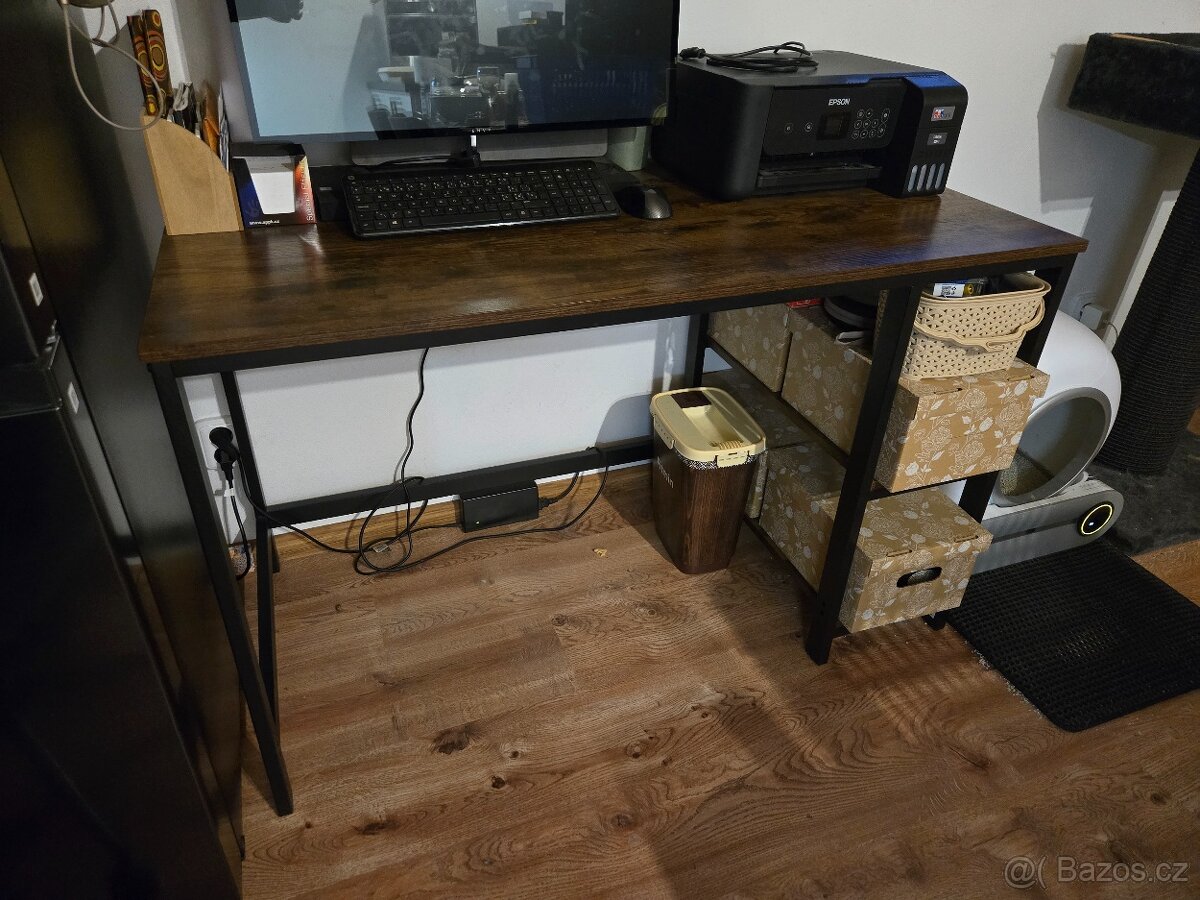 Rustikální psací stůl s policemi