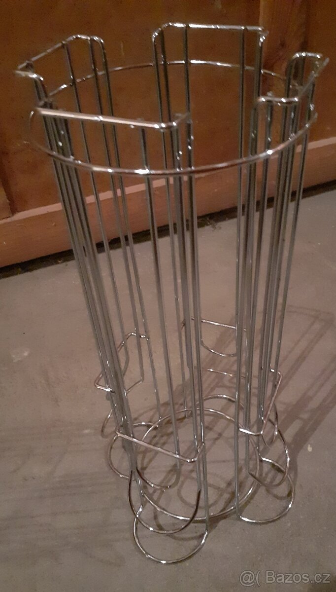 Kávovar + stojan na kapsle