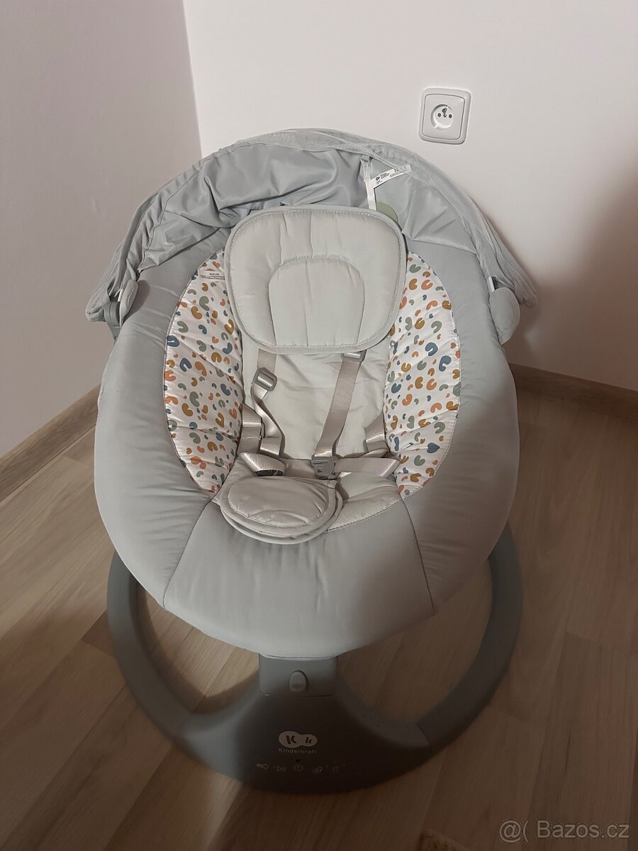 Houpací a hrající lehátko