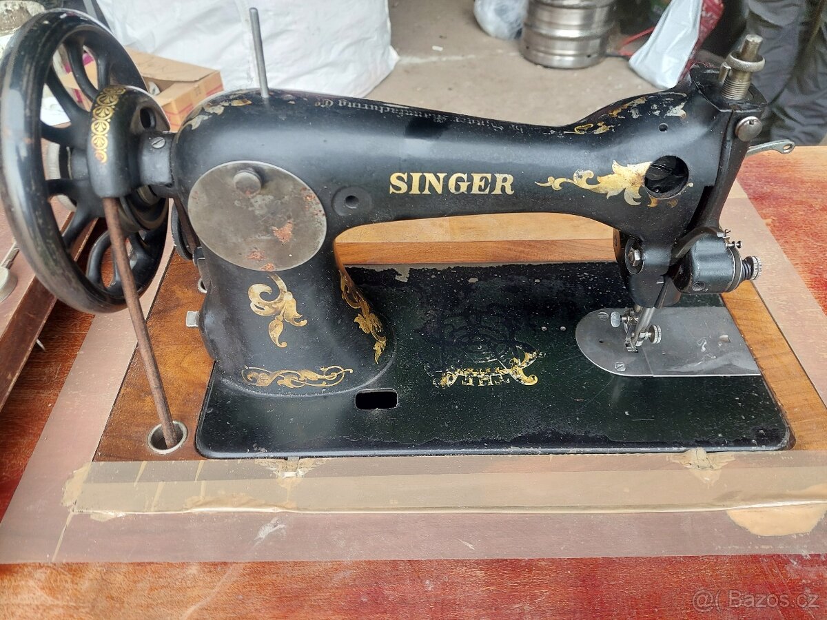 Starý šlapací šicí stroj Singer