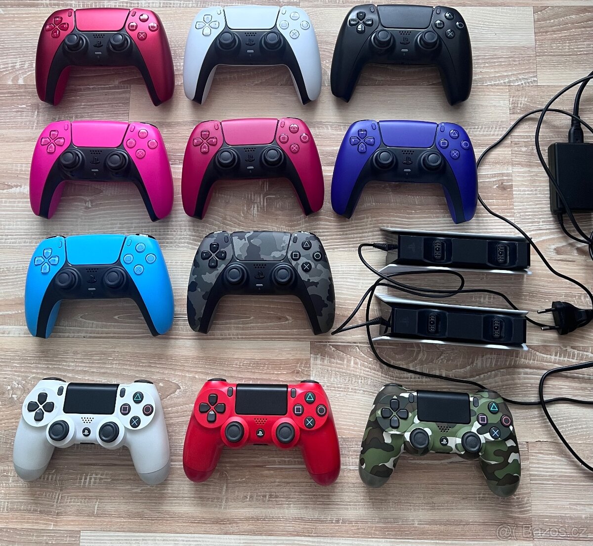 Sbírka ovladačů Dualsense PS5 i nabíječka a DualShock 4 V2