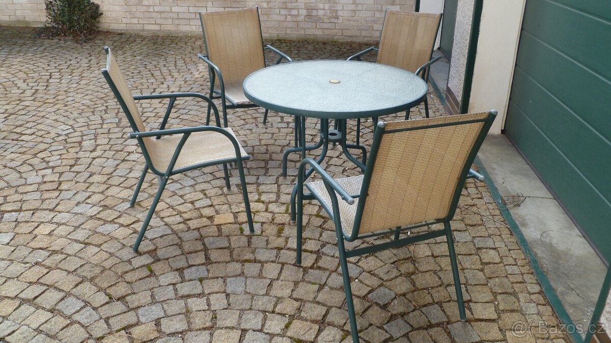 kovový zahradní nábytek