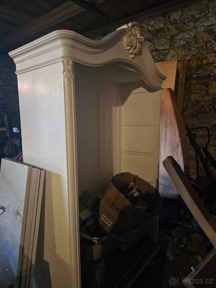 Starožitná skříň