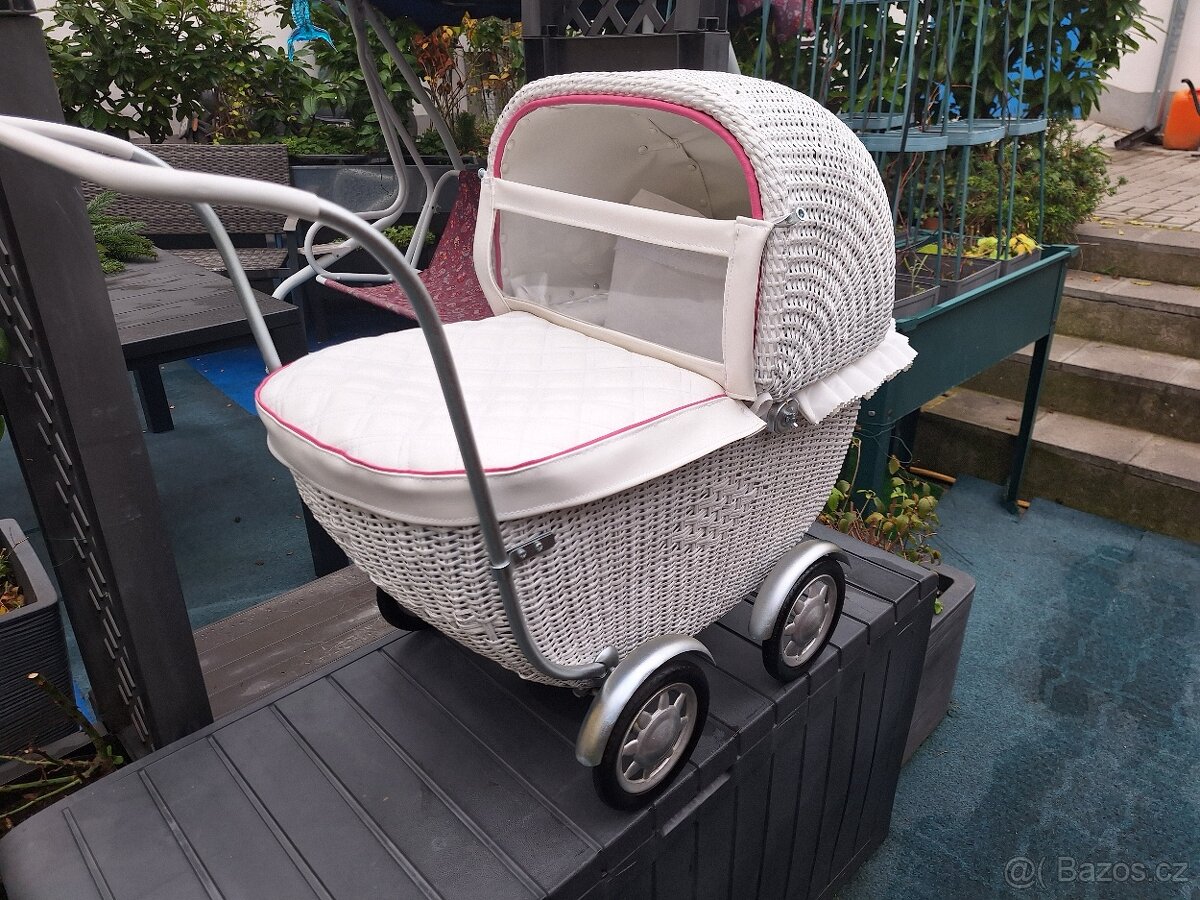RETRO KOČÁREK PRO PANENKY