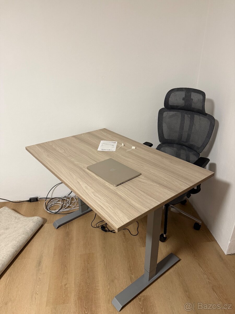 Výškově nastavitelný stůl
