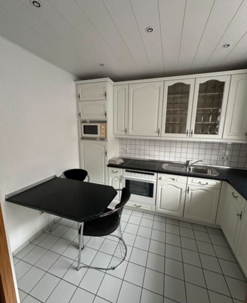 Kuchyně se spotřebiči a jídelním koutem,5789