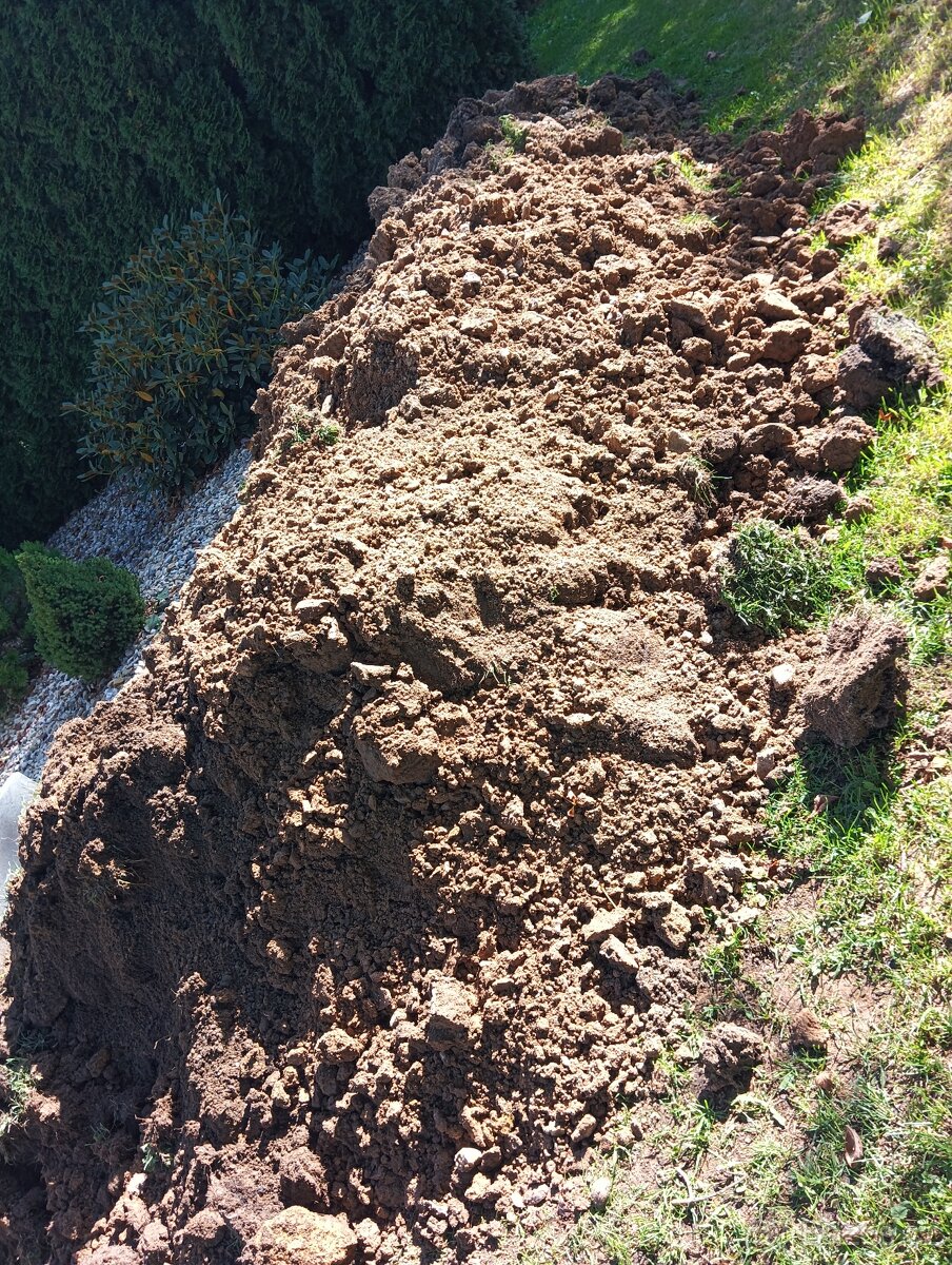 Hlína vhodná na zasyp