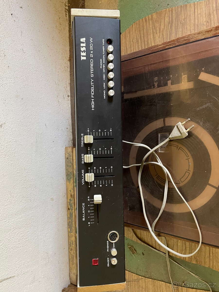 Zesilovač Tesla a gramofon šasí